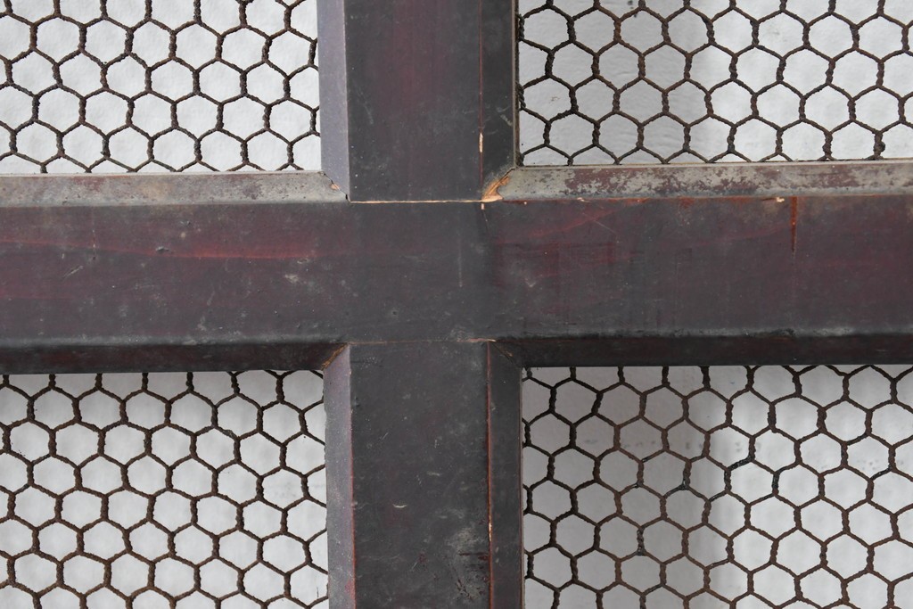 アンティーク建具　明治から大正期　狐格子と金網の組み合わせが趣深い蔵戸1枚　(R-086501)