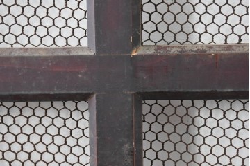 アンティーク建具　明治から大正期　狐格子と金網の組み合わせが趣深い蔵戸1枚　(R-086501)