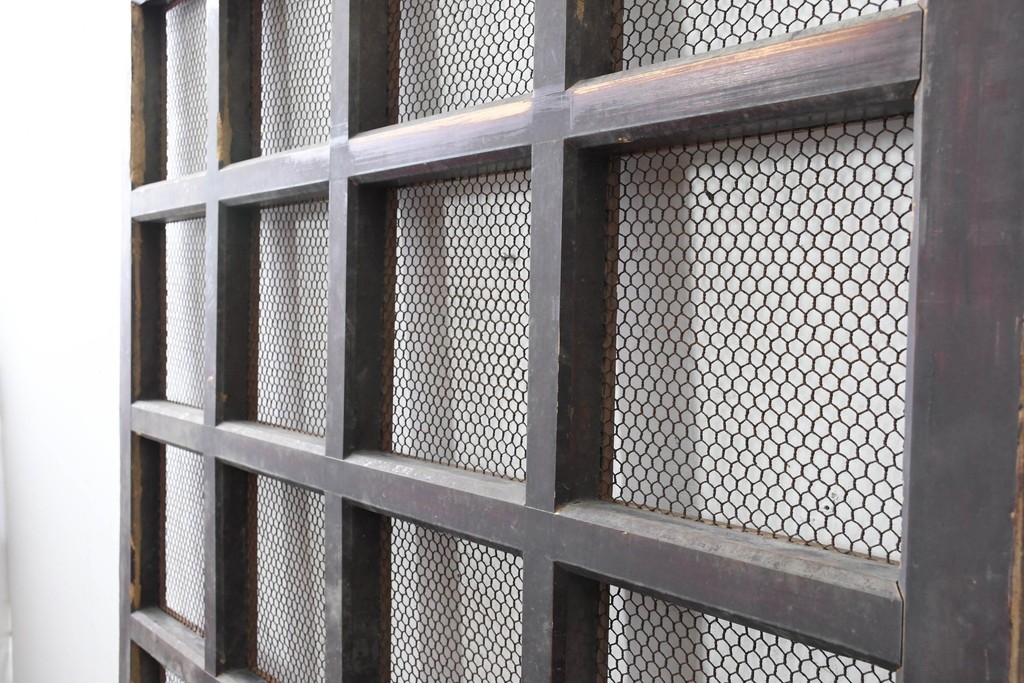 アンティーク建具　明治から大正期　狐格子と金網の組み合わせが趣深い蔵戸1枚　(R-086501)