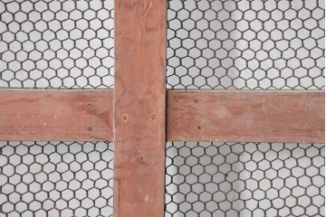 アンティーク建具　明治から大正期　狐格子と金網の組み合わせが趣深い蔵戸1枚　(R-086501)