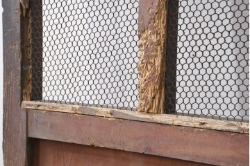 アンティーク建具　明治から大正期　狐格子と金網の組み合わせが趣深い蔵戸1枚　(R-086501)
