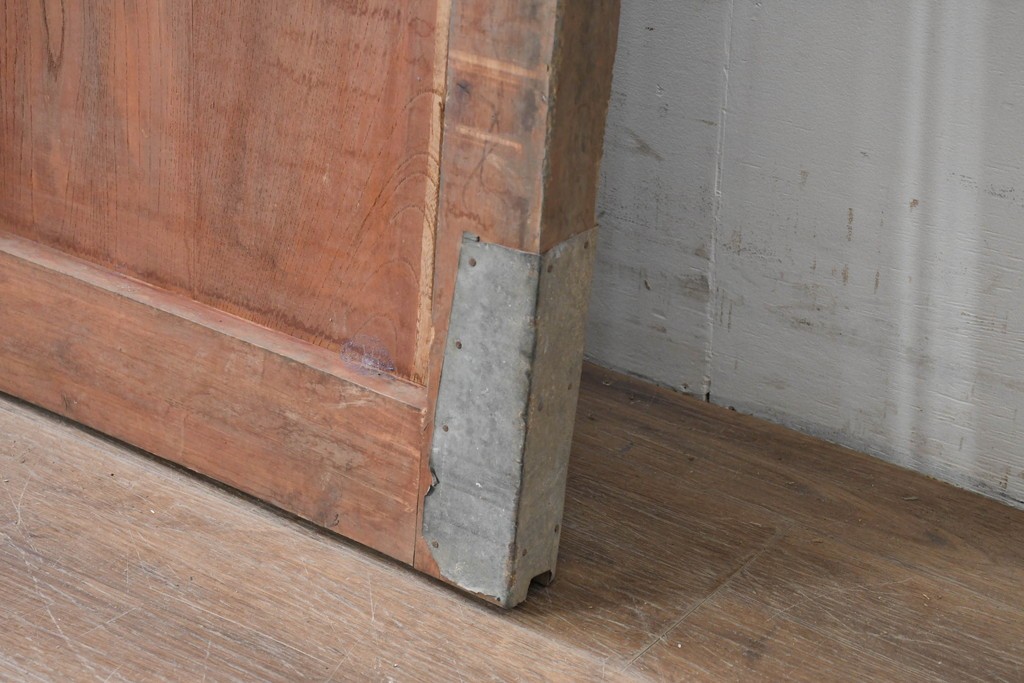 アンティーク建具　明治から大正期　狐格子と金網の組み合わせが趣深い蔵戸1枚　(R-086501)