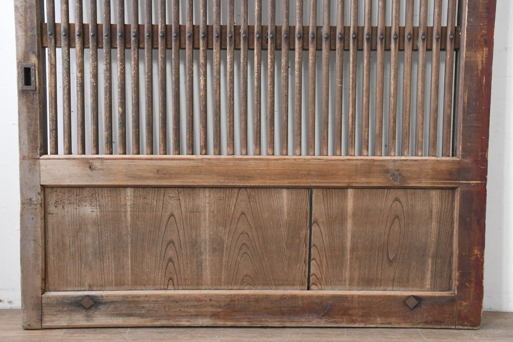 アンティーク建具　明治から大正期　木味が際立つ格子蔵戸1枚　(R-086503)