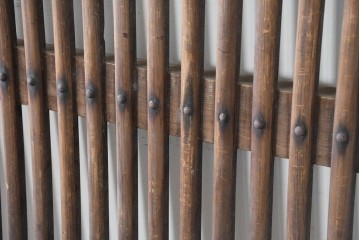 アンティーク建具　明治から大正期　木味が際立つ格子蔵戸1枚　(R-086503)