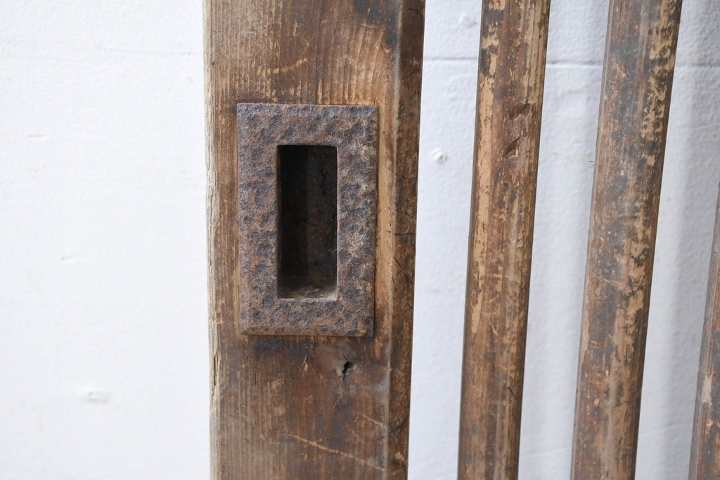 アンティーク建具　明治から大正期　木味が際立つ格子蔵戸1枚　(R-086503)