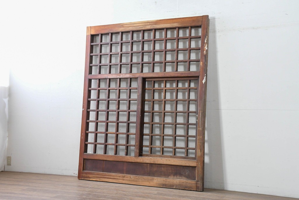アンティーク建具　明治から大正期　総欅(ケヤキ)材　古い木の風合いと金網入り格子が風情あるくぐり戸1枚　(R-086504)