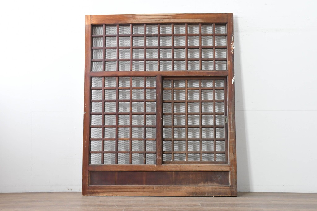 アンティーク建具　明治から大正期　総欅(ケヤキ)材　古い木の風合いと金網入り格子が風情あるくぐり戸1枚　(R-086504)