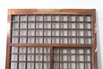 アンティーク建具　明治から大正期　総欅(ケヤキ)材　古い木の風合いと金網入り格子が風情あるくぐり戸1枚　(R-086504)