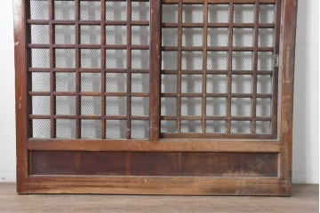 アンティーク建具　明治から大正期　総欅(ケヤキ)材　古い木の風合いと金網入り格子が風情あるくぐり戸1枚　(R-086504)