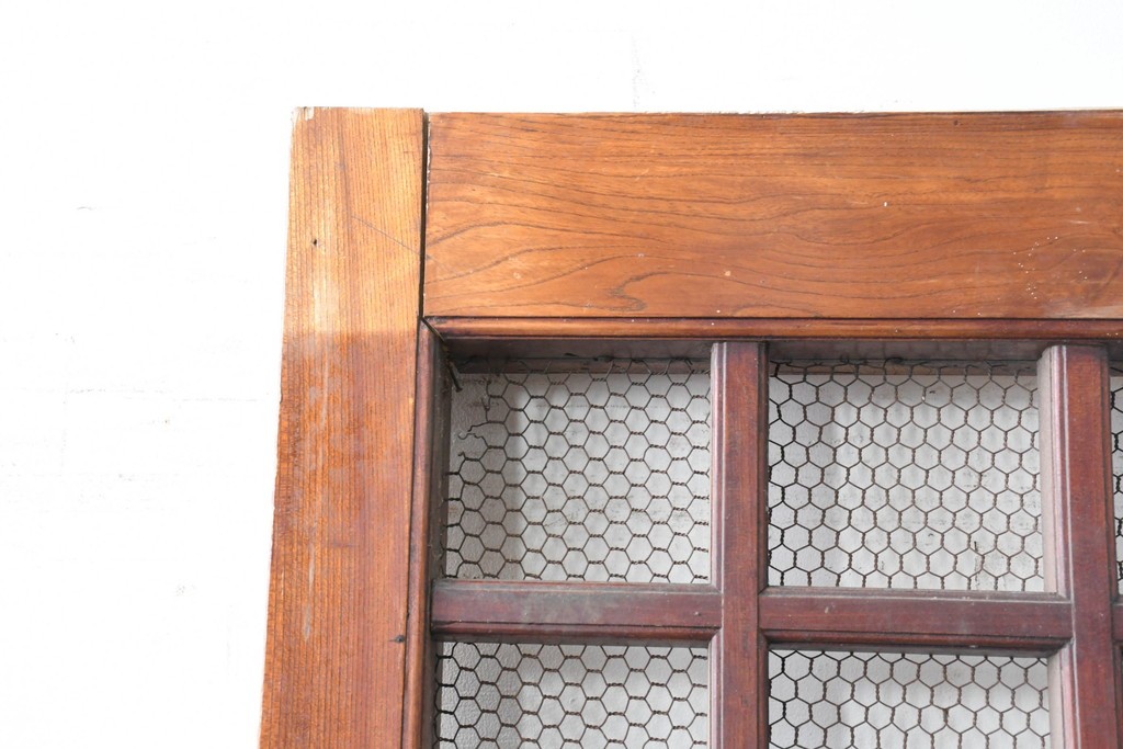 アンティーク建具　明治から大正期　総欅(ケヤキ)材　古い木の風合いと金網入り格子が風情あるくぐり戸1枚　(R-086504)