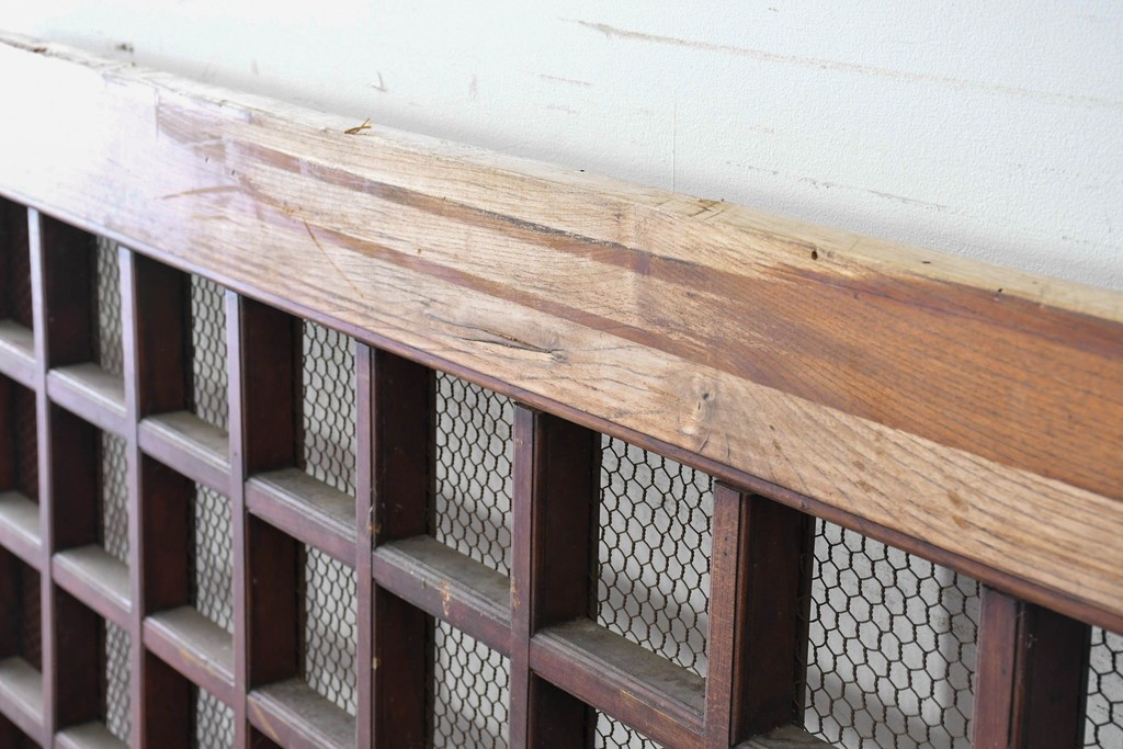 アンティーク建具　明治から大正期　総欅(ケヤキ)材　古い木の風合いと金網入り格子が風情あるくぐり戸1枚　(R-086504)