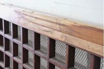 アンティーク建具　明治から大正期　総欅(ケヤキ)材　古い木の風合いと金網入り格子が風情あるくぐり戸1枚　(R-086504)