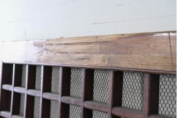 アンティーク建具　明治から大正期　総欅(ケヤキ)材　古い木の風合いと金網入り格子が風情あるくぐり戸1枚　(R-086504)