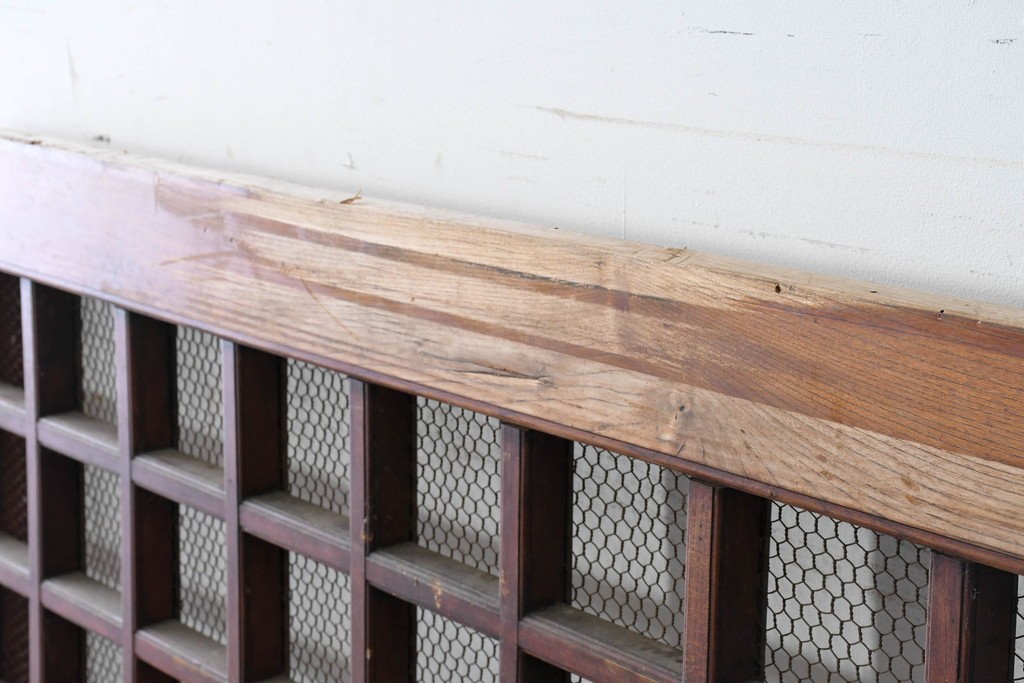 アンティーク建具　明治から大正期　総欅(ケヤキ)材　古い木の風合いと金網入り格子が風情あるくぐり戸1枚　(R-086504)