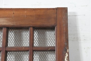 アンティーク建具　明治から大正期　総欅(ケヤキ)材　古い木の風合いと金網入り格子が風情あるくぐり戸1枚　(R-086504)