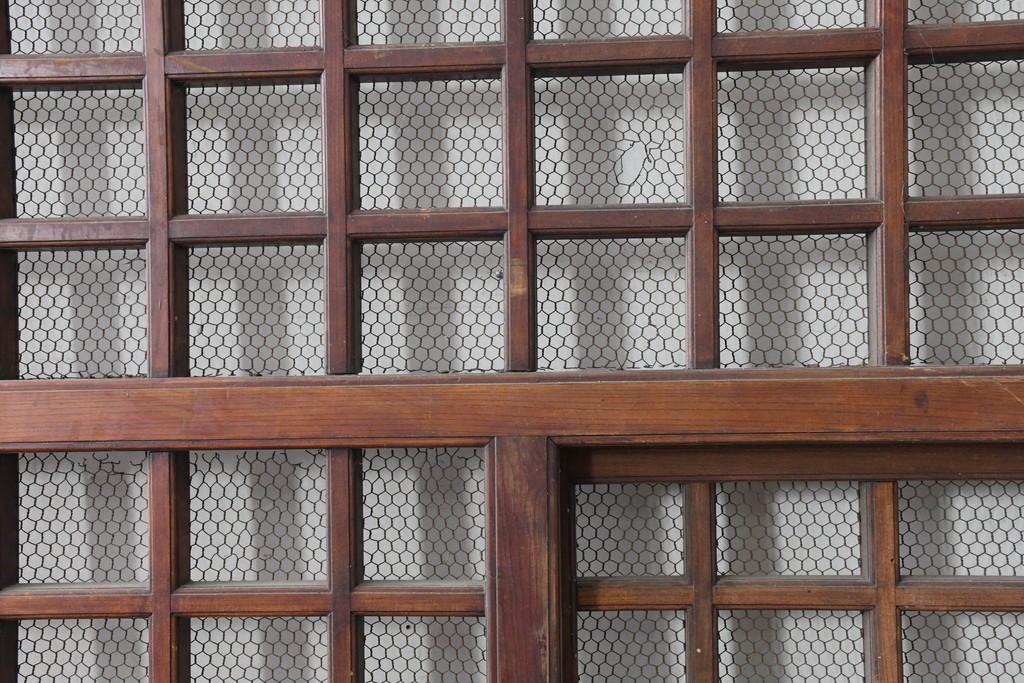 アンティーク建具　明治から大正期　総欅(ケヤキ)材　古い木の風合いと金網入り格子が風情あるくぐり戸1枚　(R-086504)