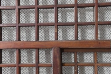 アンティーク建具　明治から大正期　総欅(ケヤキ)材　古い木の風合いと金網入り格子が風情あるくぐり戸1枚　(R-086504)