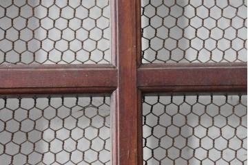 アンティーク建具　明治から大正期　総欅(ケヤキ)材　古い木の風合いと金網入り格子が風情あるくぐり戸1枚　(R-086504)