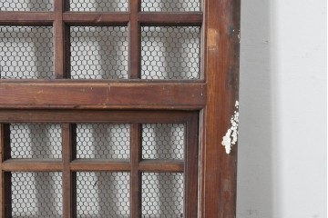 アンティーク建具　明治から大正期　総欅(ケヤキ)材　古い木の風合いと金網入り格子が風情あるくぐり戸1枚　(R-086504)