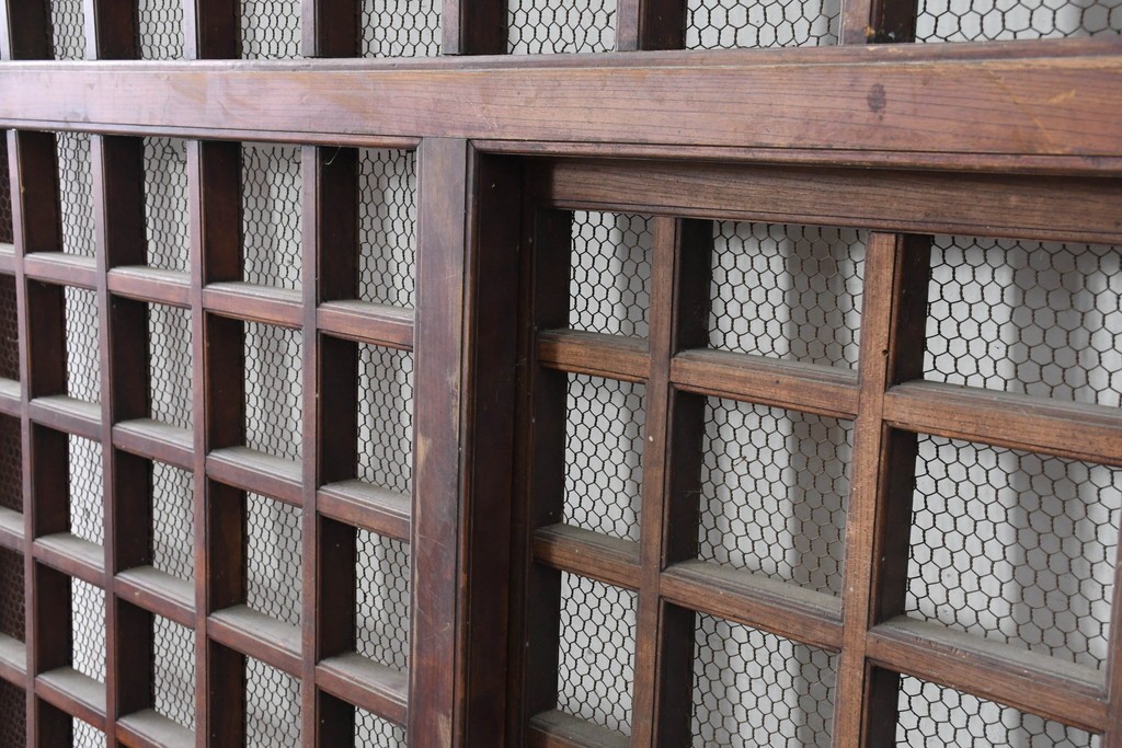 アンティーク建具　明治から大正期　総欅(ケヤキ)材　古い木の風合いと金網入り格子が風情あるくぐり戸1枚　(R-086504)