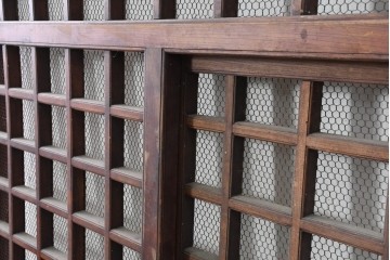 アンティーク建具　明治から大正期　総欅(ケヤキ)材　古い木の風合いと金網入り格子が風情あるくぐり戸1枚　(R-086504)