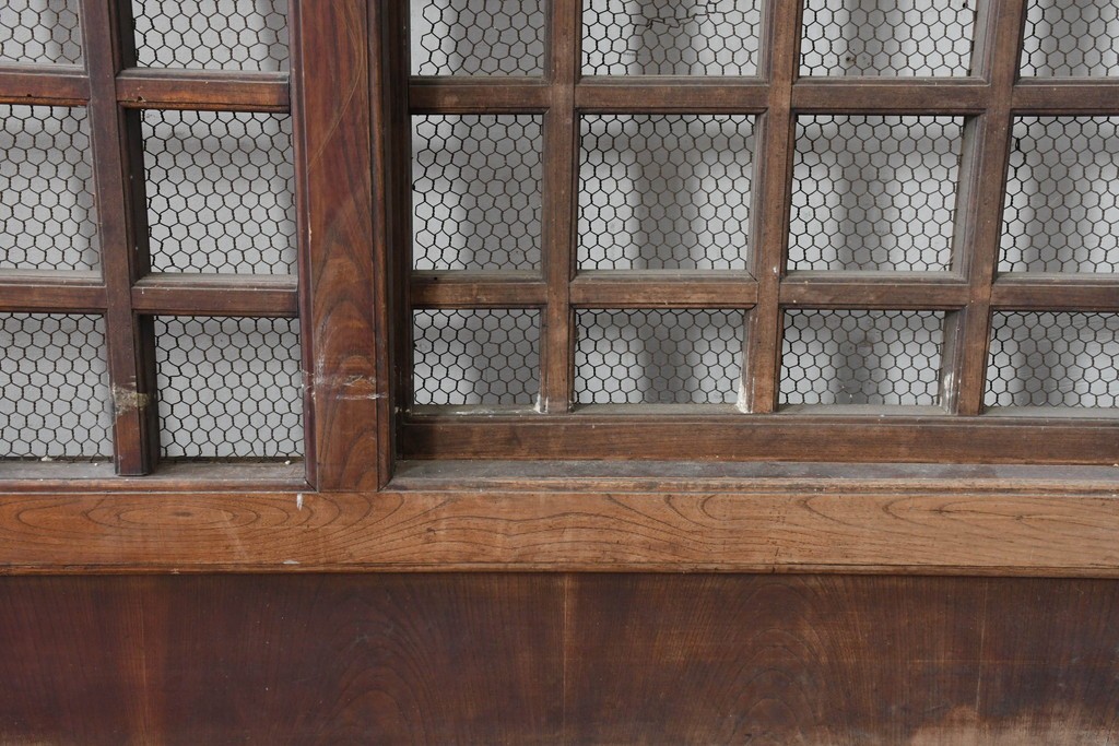 アンティーク建具　明治から大正期　総欅(ケヤキ)材　古い木の風合いと金網入り格子が風情あるくぐり戸1枚　(R-086504)