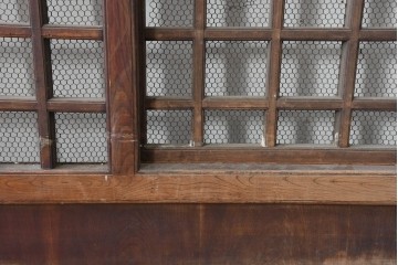 アンティーク建具　明治から大正期　総欅(ケヤキ)材　古い木の風合いと金網入り格子が風情あるくぐり戸1枚　(R-086504)