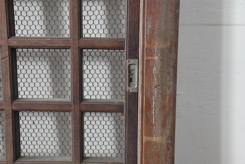 アンティーク建具　明治から大正期　総欅(ケヤキ)材　古い木の風合いと金網入り格子が風情あるくぐり戸1枚　(R-086504)