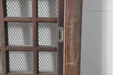 アンティーク建具　明治から大正期　総欅(ケヤキ)材　古い木の風合いと金網入り格子が風情あるくぐり戸1枚　(R-086504)