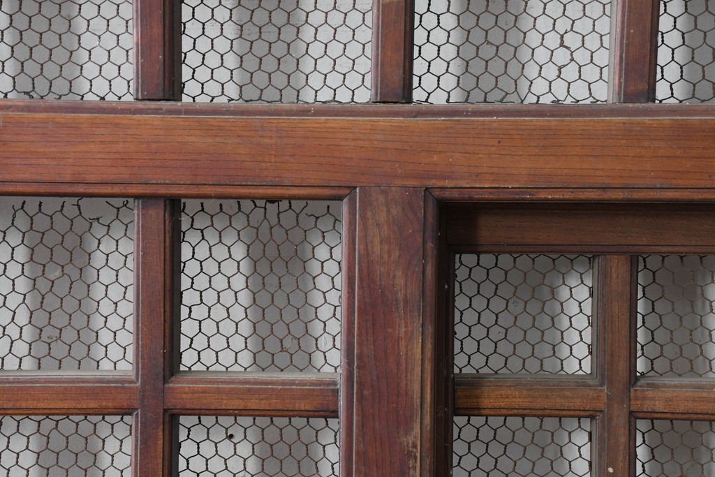 アンティーク建具　明治から大正期　総欅(ケヤキ)材　古い木の風合いと金網入り格子が風情あるくぐり戸1枚　(R-086504)