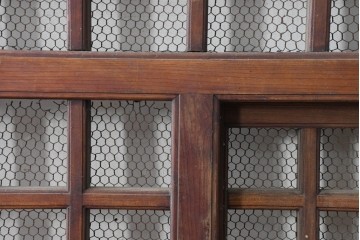 アンティーク建具　明治から大正期　総欅(ケヤキ)材　古い木の風合いと金網入り格子が風情あるくぐり戸1枚　(R-086504)