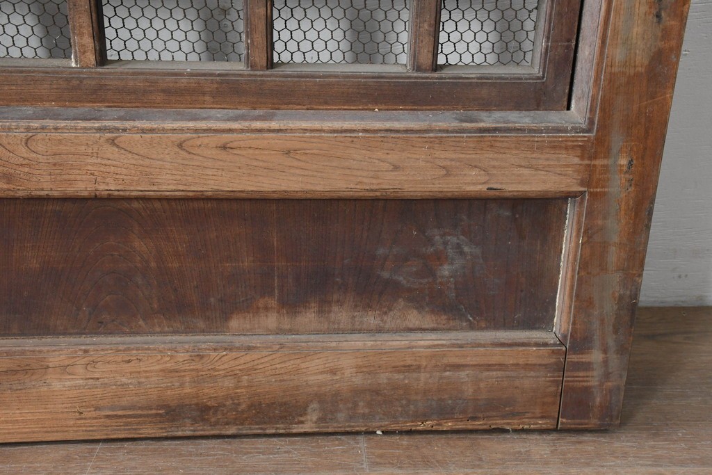 アンティーク建具　明治から大正期　総欅(ケヤキ)材　古い木の風合いと金網入り格子が風情あるくぐり戸1枚　(R-086504)