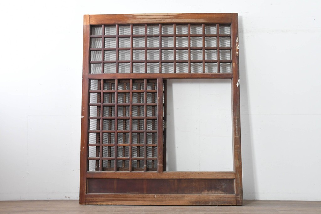 アンティーク建具　明治から大正期　総欅(ケヤキ)材　古い木の風合いと金網入り格子が風情あるくぐり戸1枚　(R-086504)