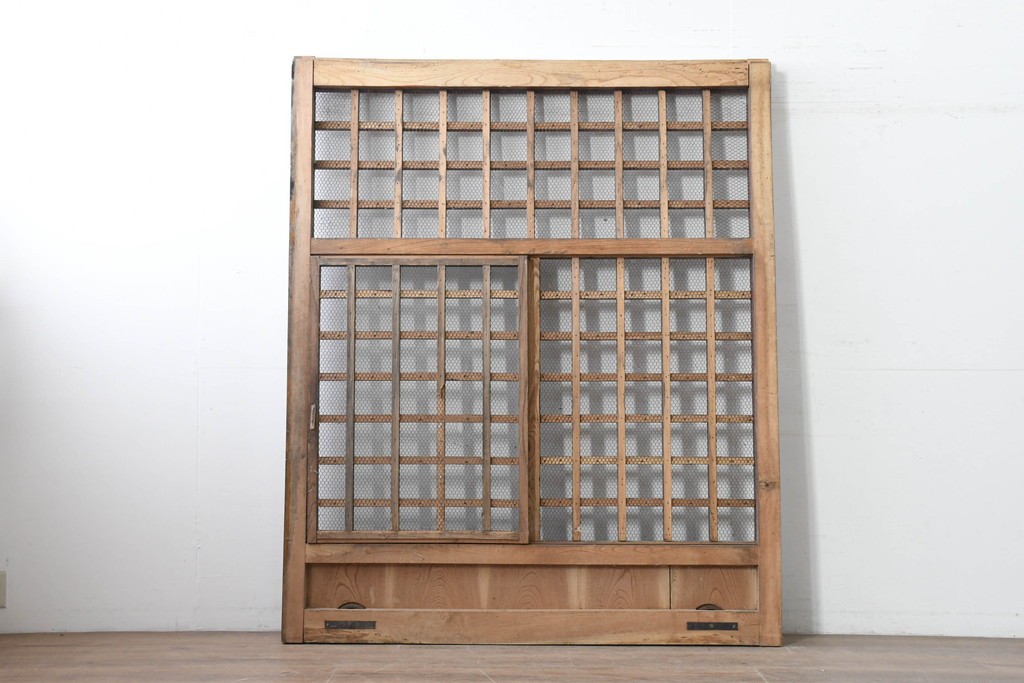 アンティーク建具　明治から大正期　総欅(ケヤキ)材　古い木の風合いと金網入り格子が風情あるくぐり戸1枚　(R-086504)