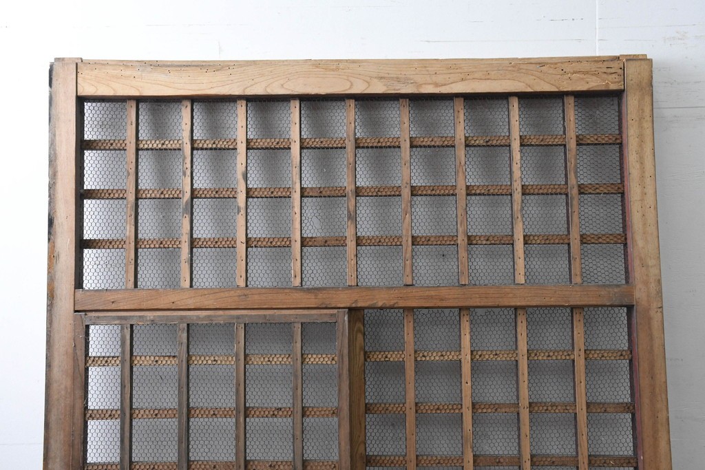 アンティーク建具　明治から大正期　総欅(ケヤキ)材　古い木の風合いと金網入り格子が風情あるくぐり戸1枚　(R-086504)