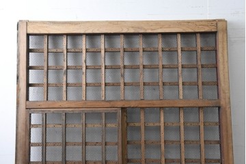 アンティーク建具　明治から大正期　総欅(ケヤキ)材　古い木の風合いと金網入り格子が風情あるくぐり戸1枚　(R-086504)