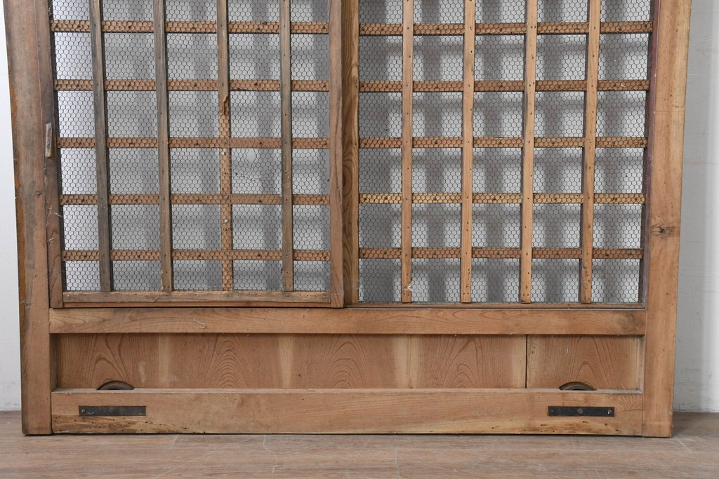アンティーク建具　明治から大正期　総欅(ケヤキ)材　古い木の風合いと金網入り格子が風情あるくぐり戸1枚　(R-086504)