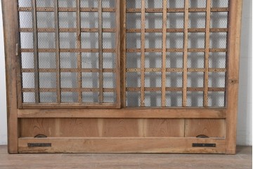 アンティーク建具　明治から大正期　総欅(ケヤキ)材　古い木の風合いと金網入り格子が風情あるくぐり戸1枚　(R-086504)