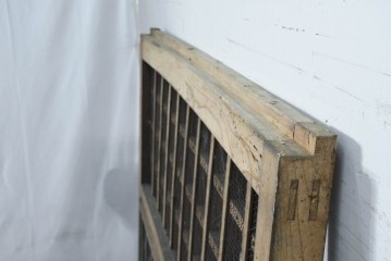 アンティーク建具　明治から大正期　総欅(ケヤキ)材　古い木の風合いと金網入り格子が風情あるくぐり戸1枚　(R-086504)