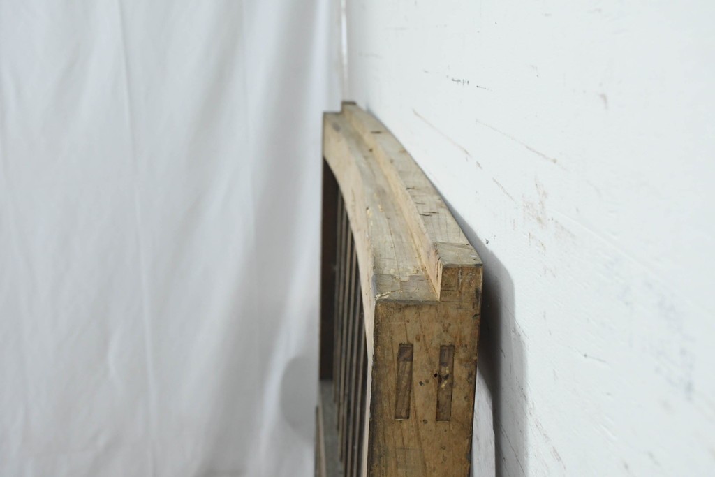 アンティーク建具　明治から大正期　総欅(ケヤキ)材　古い木の風合いと金網入り格子が風情あるくぐり戸1枚　(R-086504)