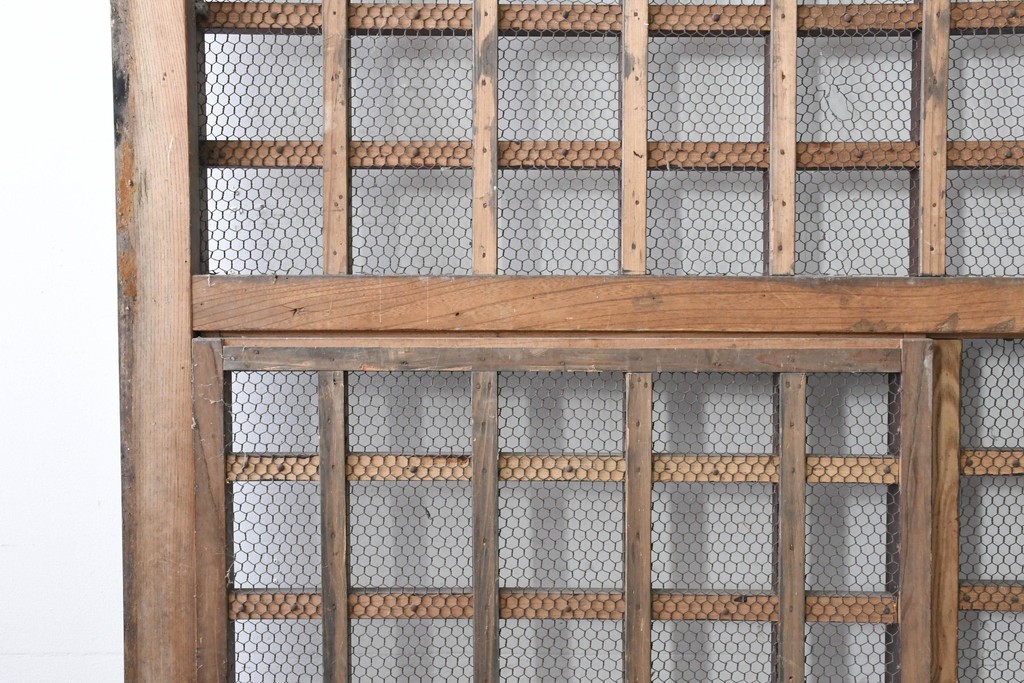 アンティーク建具　明治から大正期　総欅(ケヤキ)材　古い木の風合いと金網入り格子が風情あるくぐり戸1枚　(R-086504)