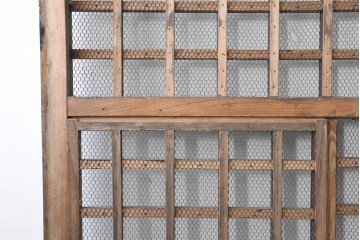 アンティーク建具　明治から大正期　総欅(ケヤキ)材　古い木の風合いと金網入り格子が風情あるくぐり戸1枚　(R-086504)