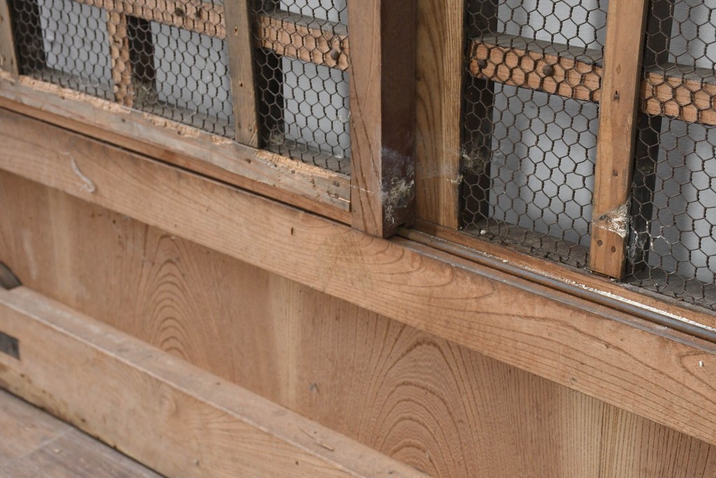 アンティーク建具　明治から大正期　総欅(ケヤキ)材　古い木の風合いと金網入り格子が風情あるくぐり戸1枚　(R-086504)