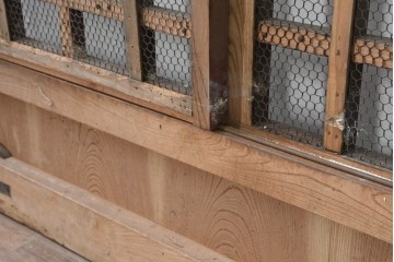 アンティーク建具　明治から大正期　総欅(ケヤキ)材　古い木の風合いと金網入り格子が風情あるくぐり戸1枚　(R-086504)