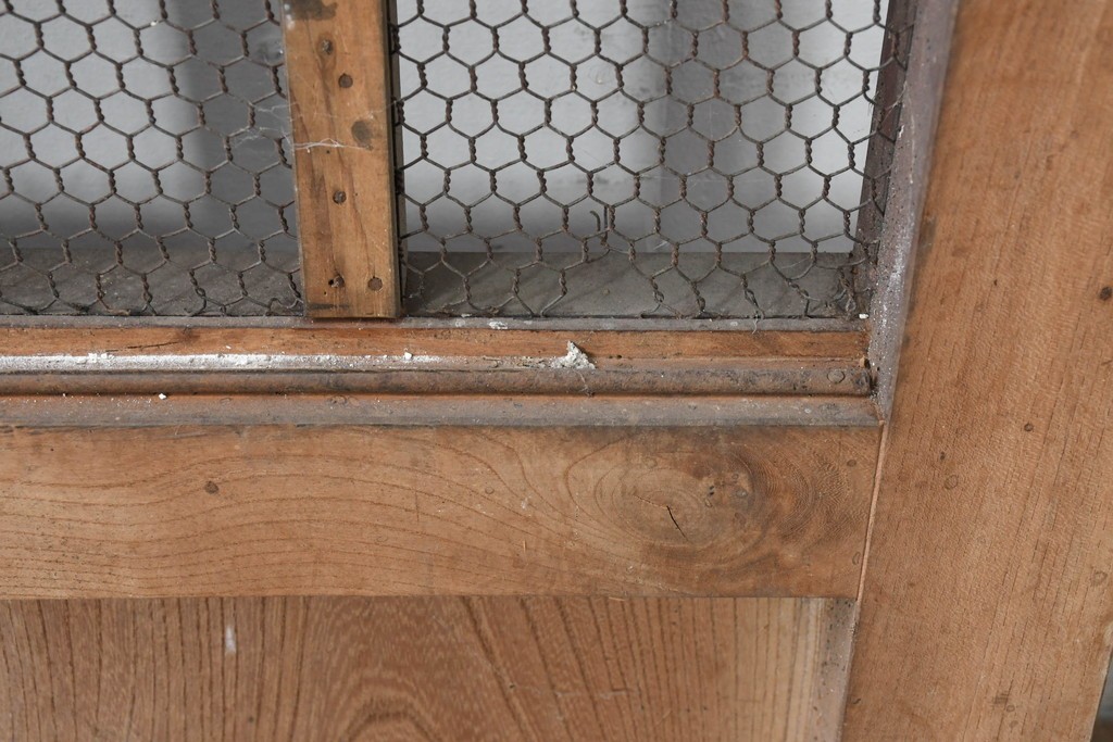 アンティーク建具　明治から大正期　総欅(ケヤキ)材　古い木の風合いと金網入り格子が風情あるくぐり戸1枚　(R-086504)