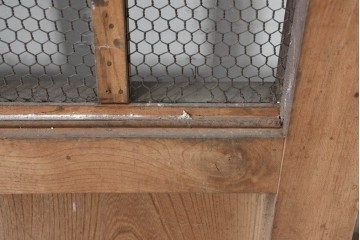 アンティーク建具　明治から大正期　総欅(ケヤキ)材　古い木の風合いと金網入り格子が風情あるくぐり戸1枚　(R-086504)