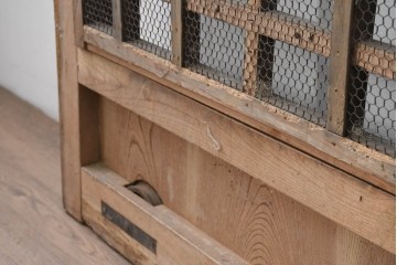 アンティーク建具　明治から大正期　総欅(ケヤキ)材　古い木の風合いと金網入り格子が風情あるくぐり戸1枚　(R-086504)