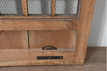 アンティーク建具　明治から大正期　総欅(ケヤキ)材　古い木の風合いと金網入り格子が風情あるくぐり戸1枚　(R-086504)