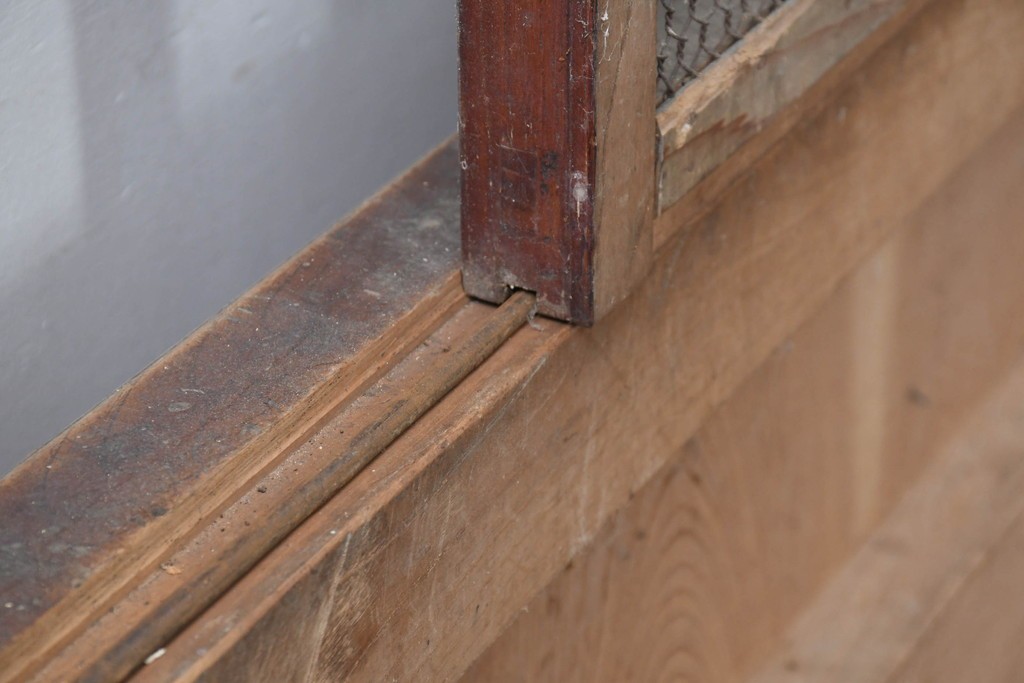 アンティーク建具　明治から大正期　総欅(ケヤキ)材　古い木の風合いと金網入り格子が風情あるくぐり戸1枚　(R-086504)