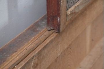 アンティーク建具　明治から大正期　総欅(ケヤキ)材　古い木の風合いと金網入り格子が風情あるくぐり戸1枚　(R-086504)